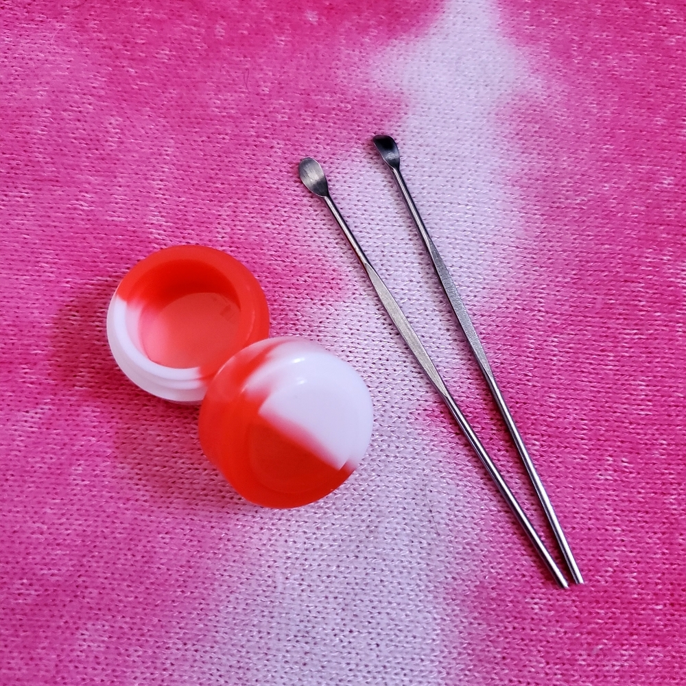 1 PC Non-Stick Silicone Container / Storage Jar in red/white with 2 dab pins